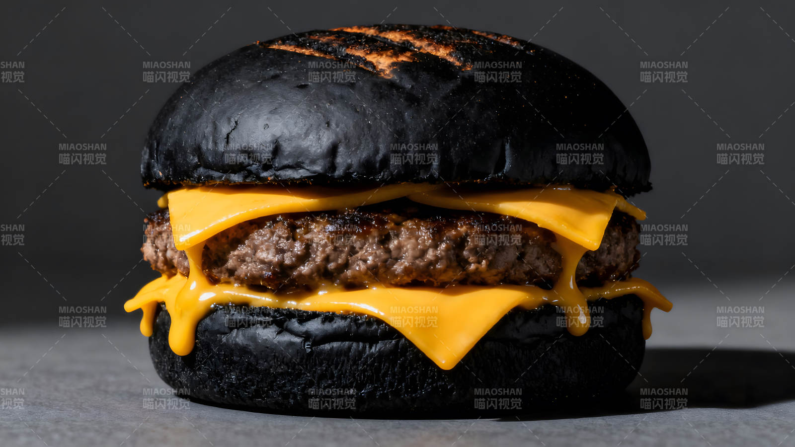 黑色汉堡包搭配融化芝士-图片