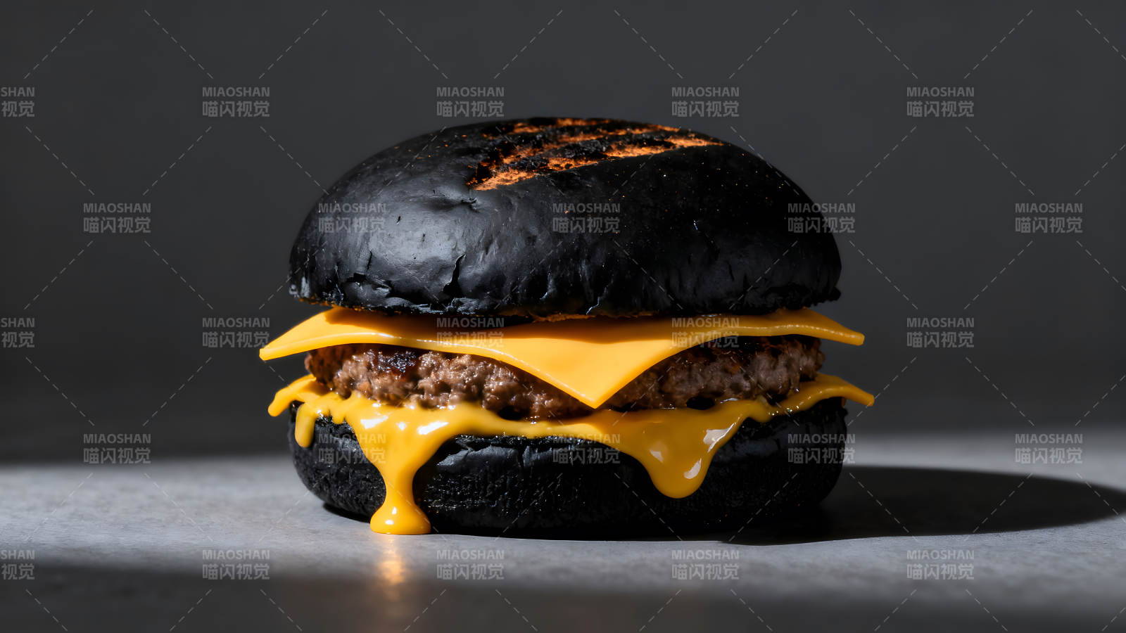 黑色汉堡配融化的奶酪-图片