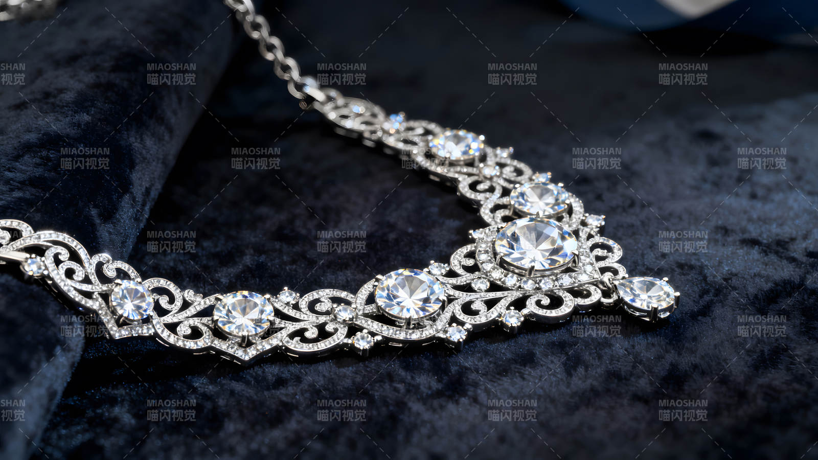 華麗鉆石項鏈在天鵝絨上-圖片