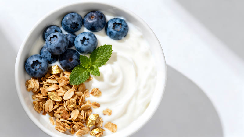 藍莓酸奶配薄荷和燕麥-圖片