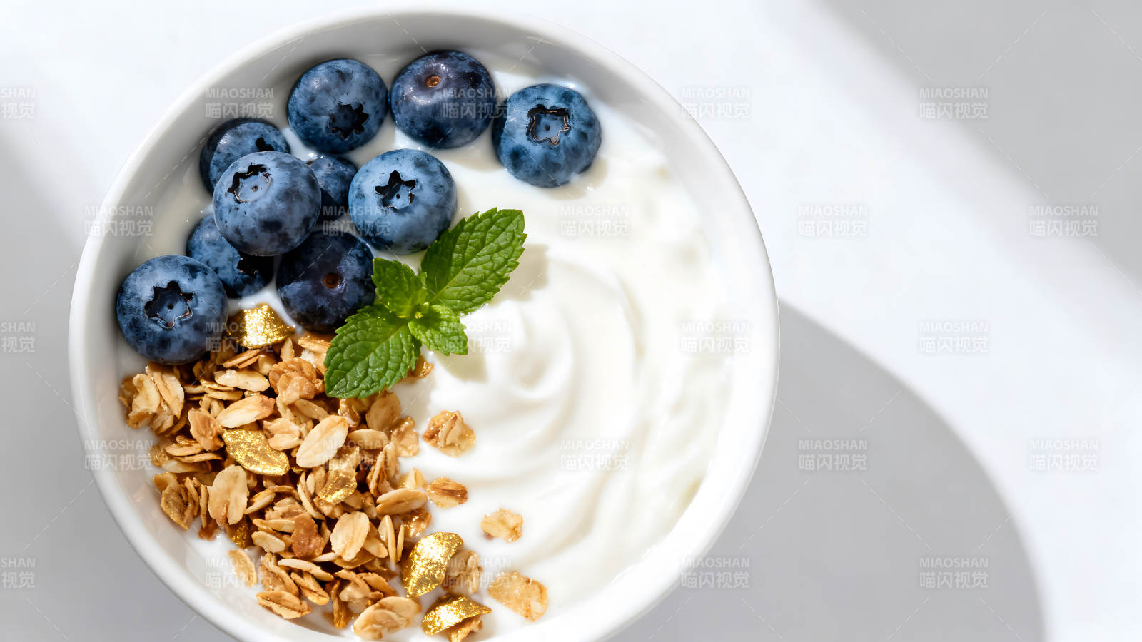 藍莓酸奶配薄荷和燕麥-圖片