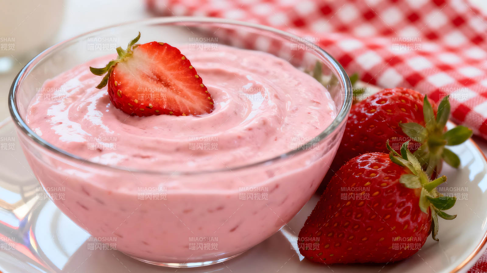 草莓慕斯與新鮮草莓的甜蜜組合-圖片