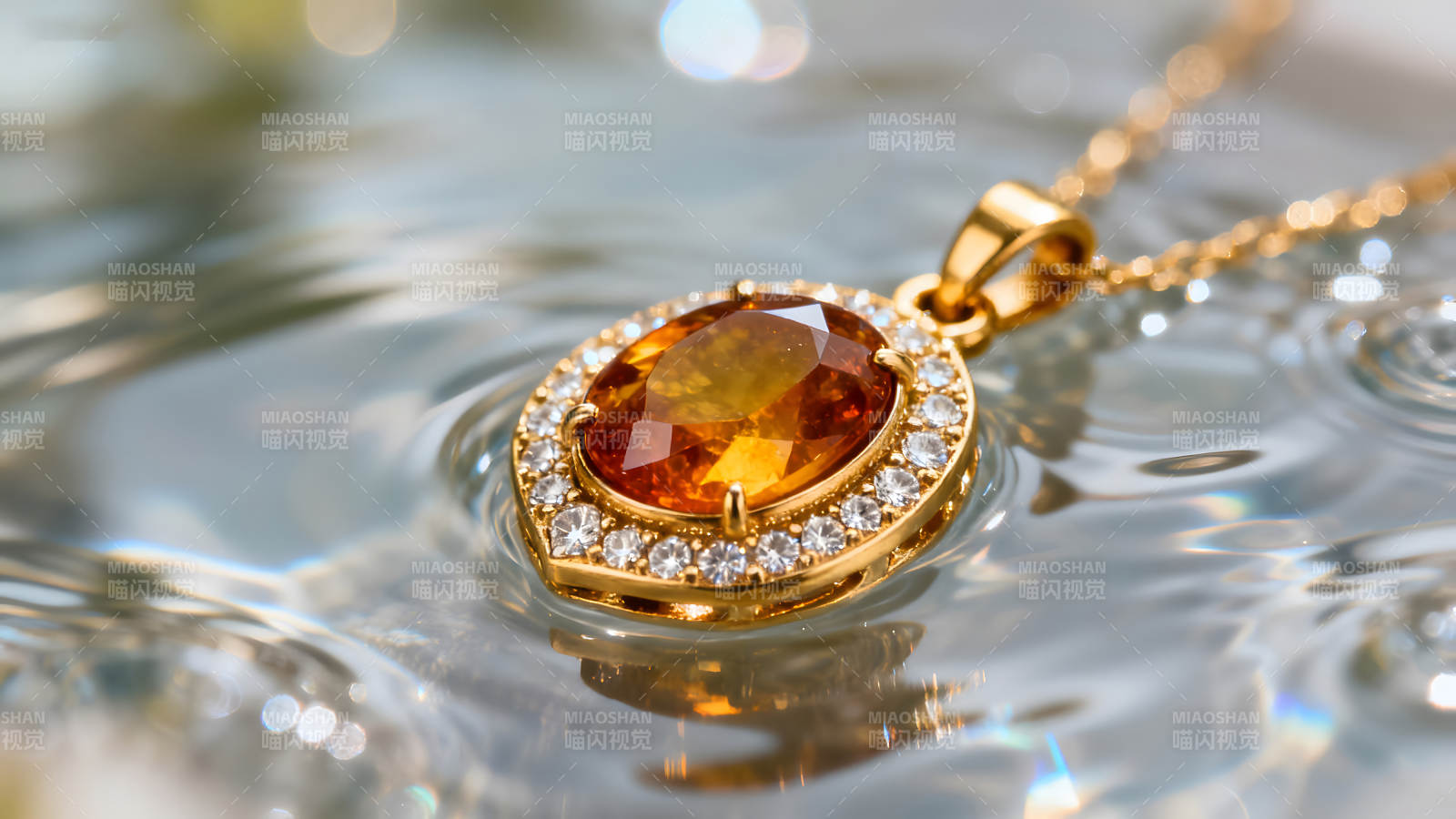 奢華寶石項鏈在水中閃耀-圖片