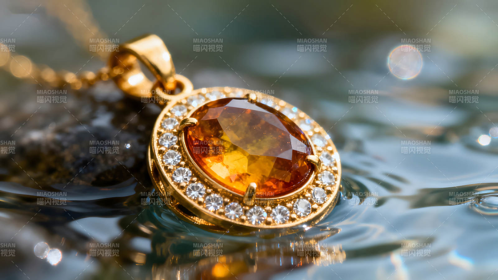 金色寶石項鏈在水中精致璀璨-圖片
