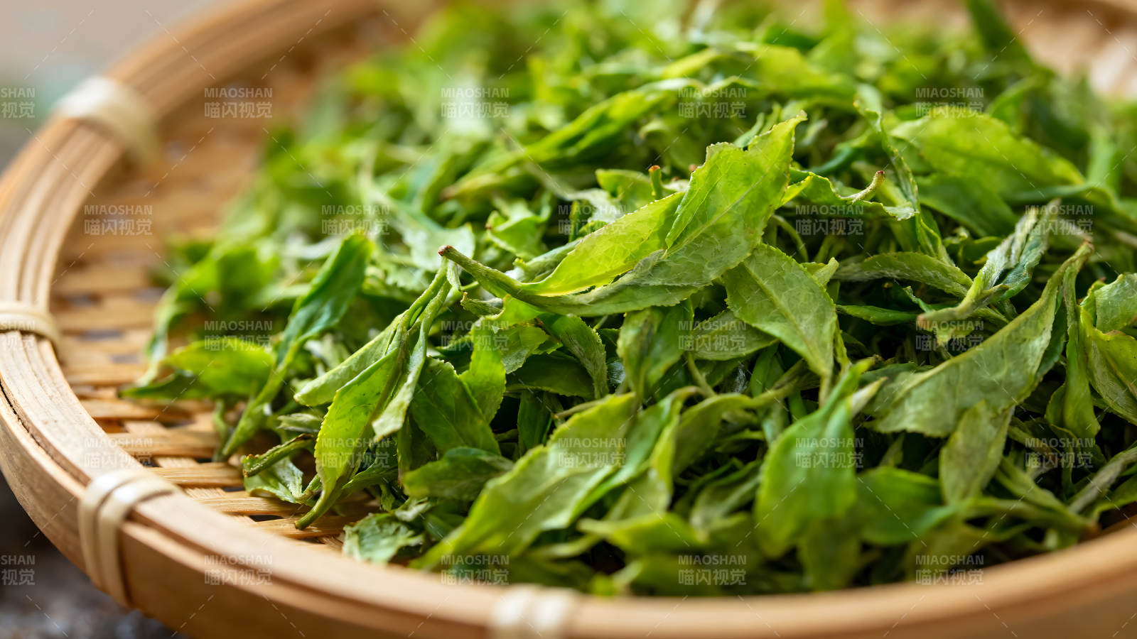 翠綠茶葉置于竹籃中-圖片