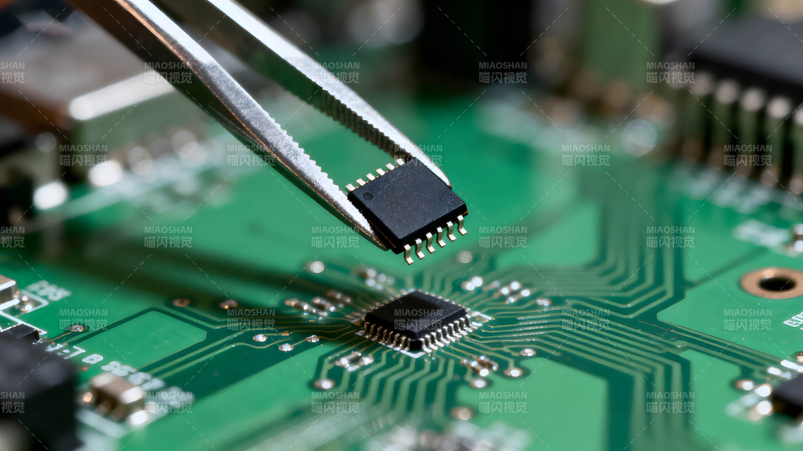 電路板上的芯片組裝特寫-圖片