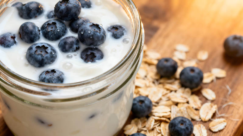 藍莓酸奶燕麥片早餐特寫-圖片