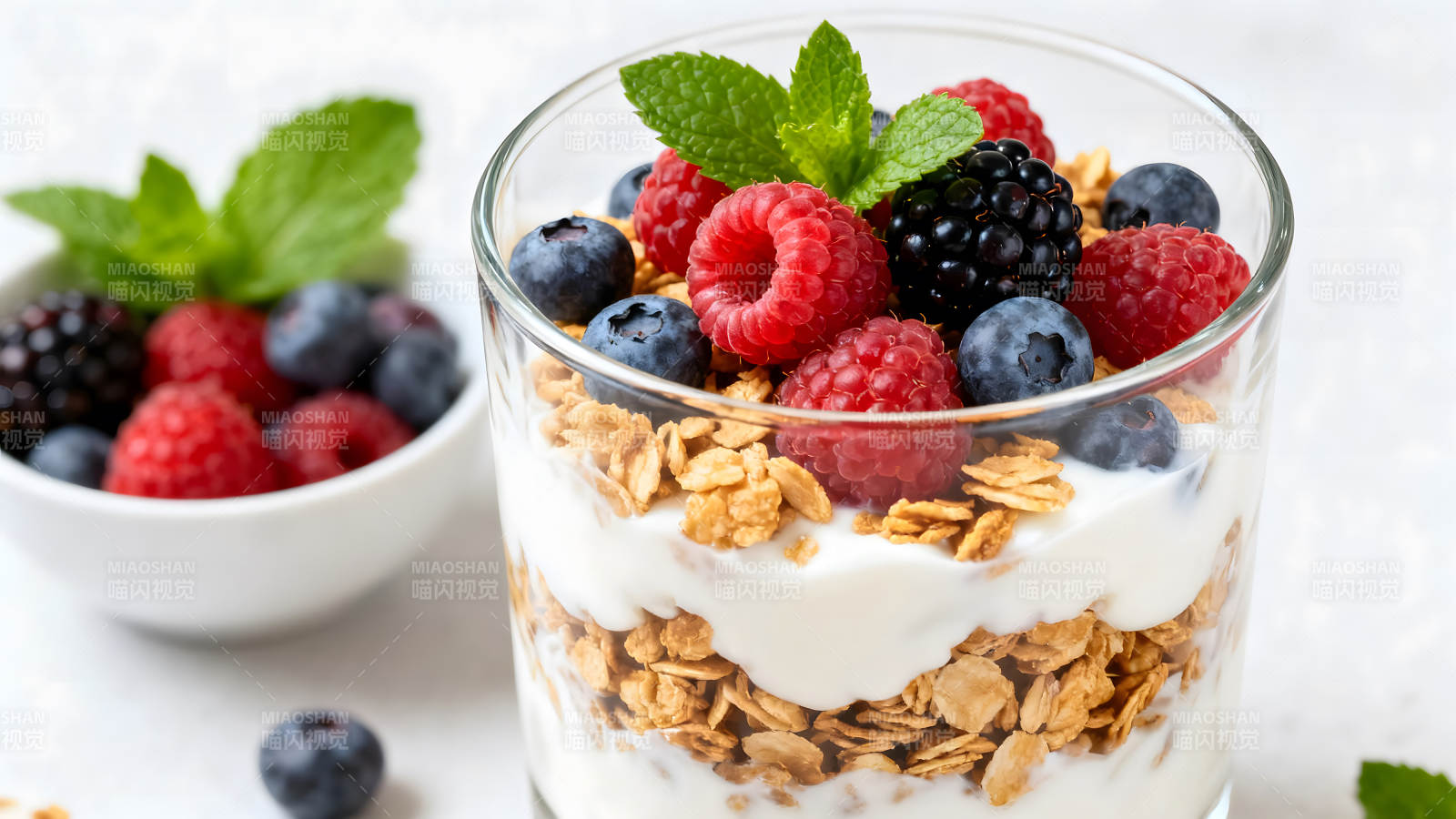 美味的浆果酸奶杯搭配薄荷叶-图片