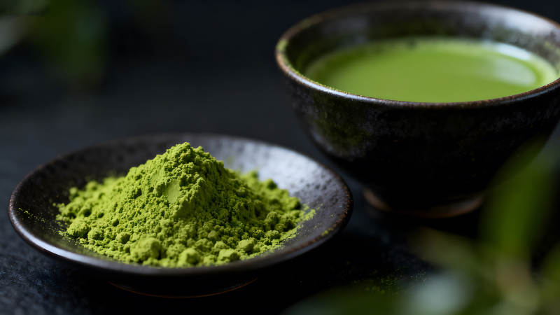 抹茶粉與抹茶飲品的特寫-圖片