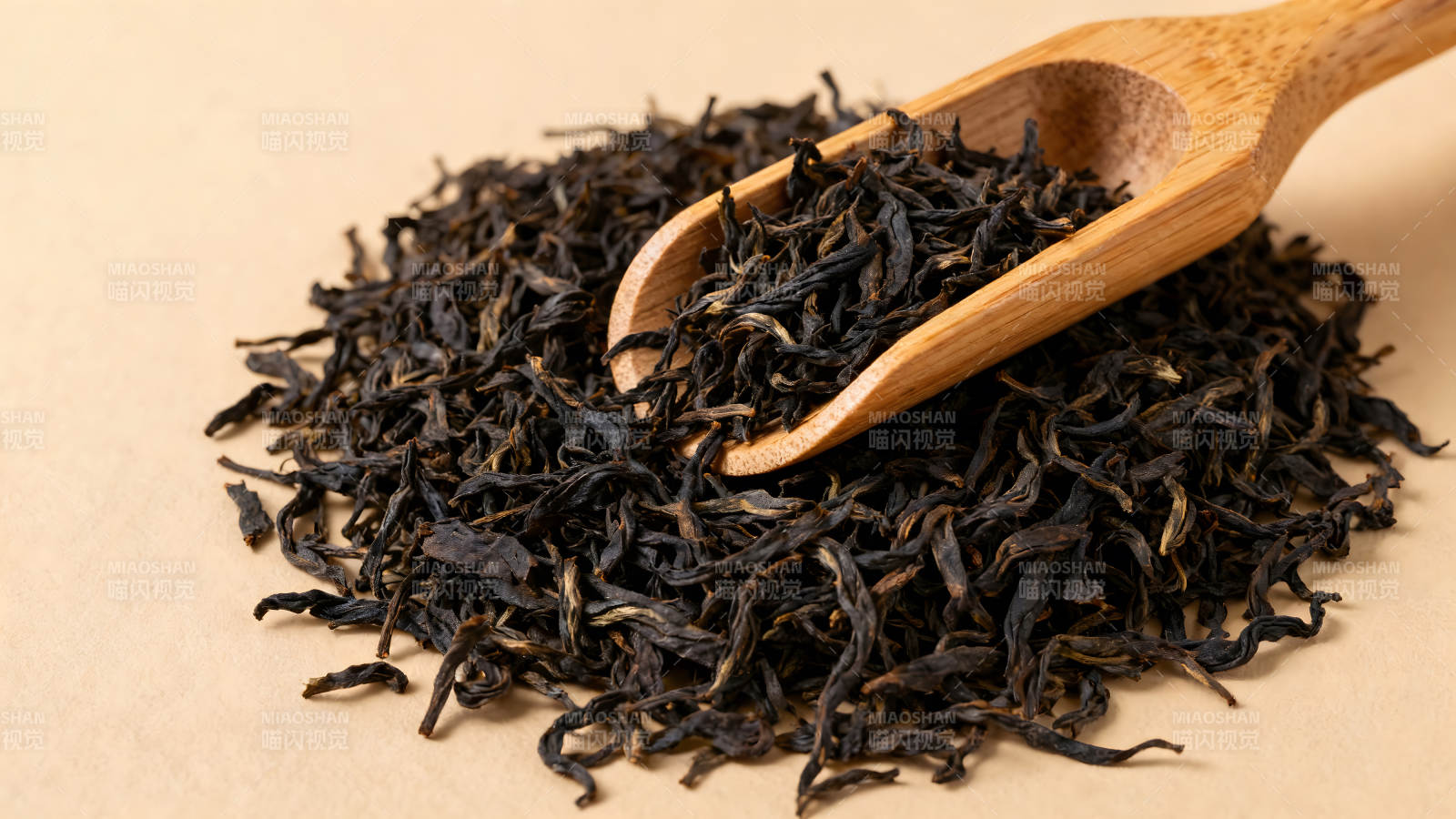 茶葉和木勺特寫照片-圖片