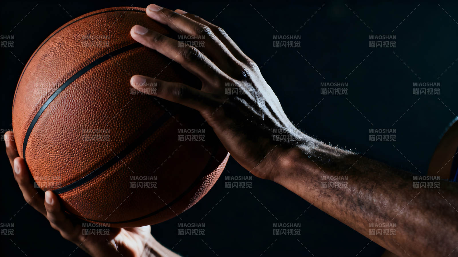 手持篮球的特写照片-图片