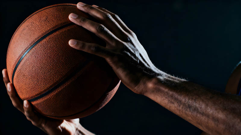 手持篮球的特写照片-图片