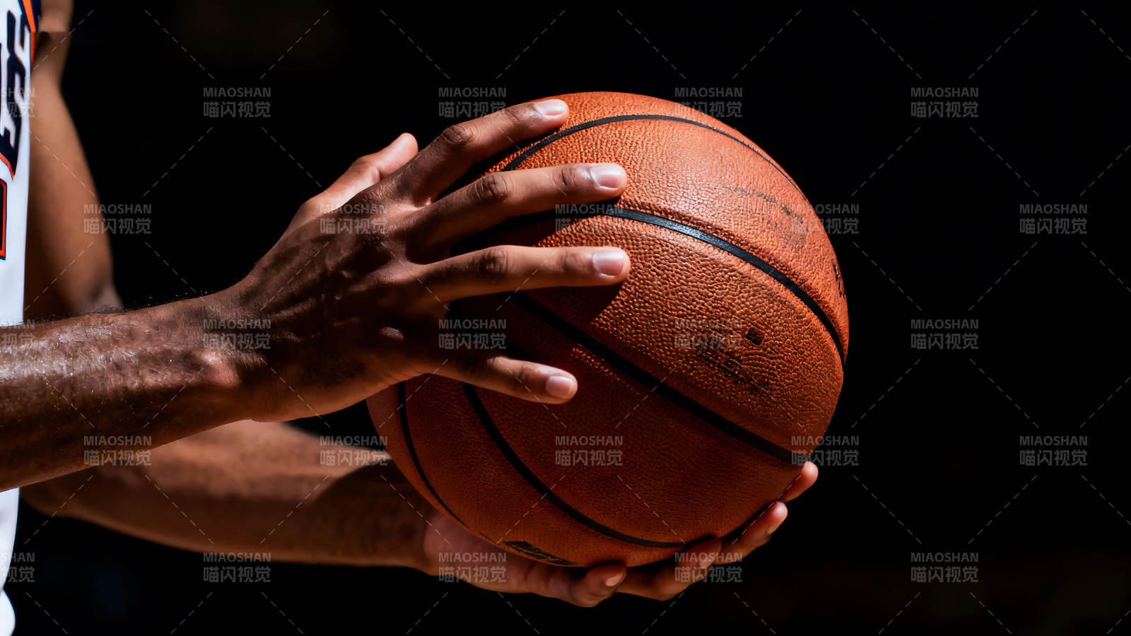 篮球手托球特写黑暗背景-图片