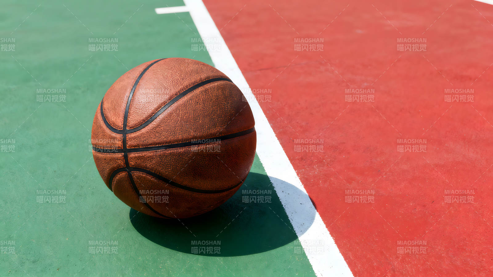 籃球在球場上圖片