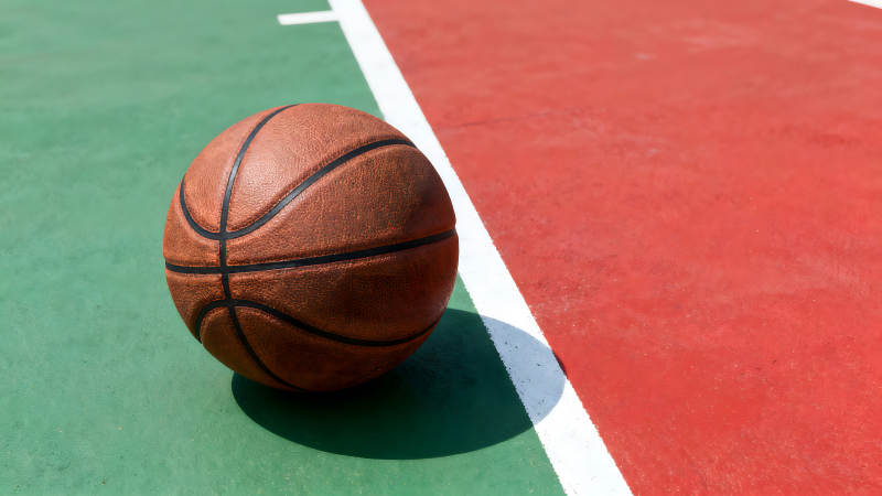 籃球在球場上-圖片