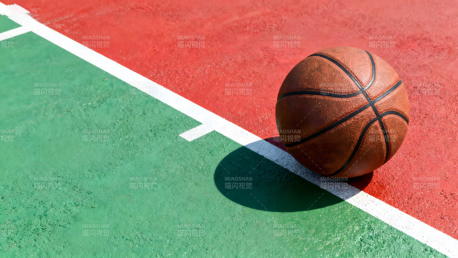 籃球在球場上圖片