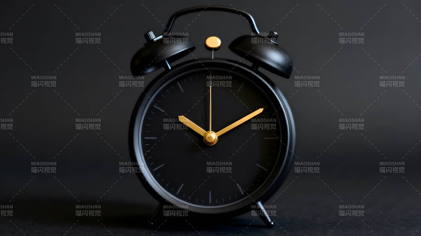 黑色鬧鐘細節特寫金色指針-圖片