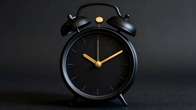 黑色鬧鐘細節特寫金色指針-圖片