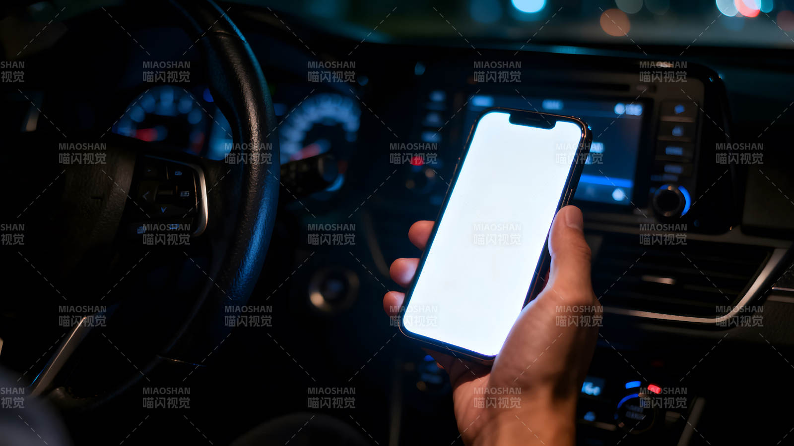 夜晚车内手持手机场景-图片