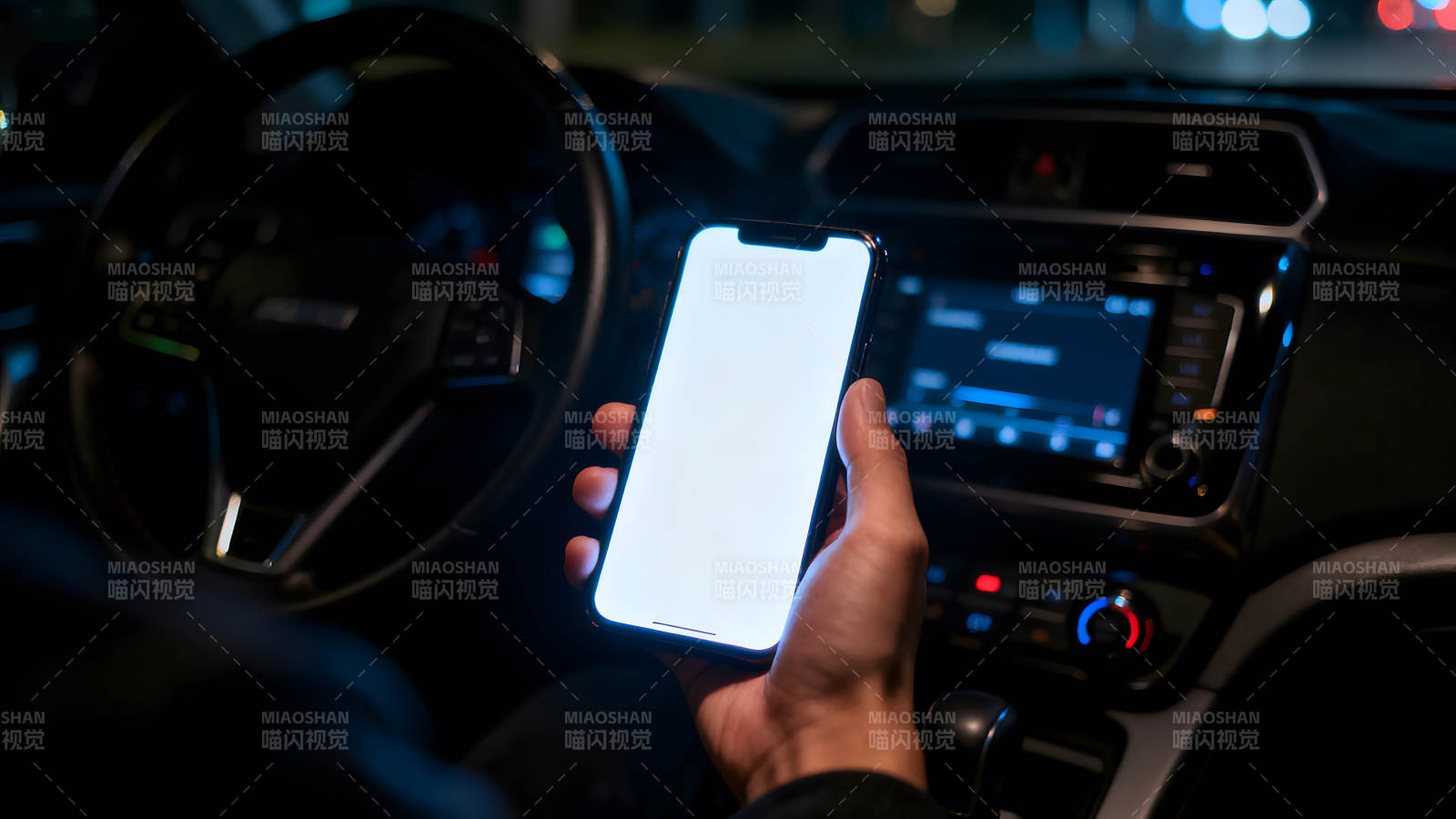 車內手機顯示屏夜晚場景-圖片