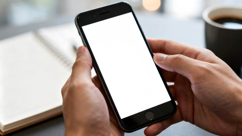 手持手机展示空白屏幕-图片
