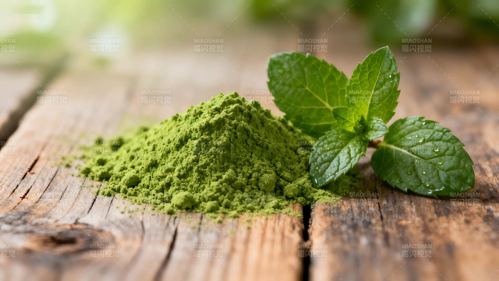 抹茶粉和薄荷叶的特写-图片