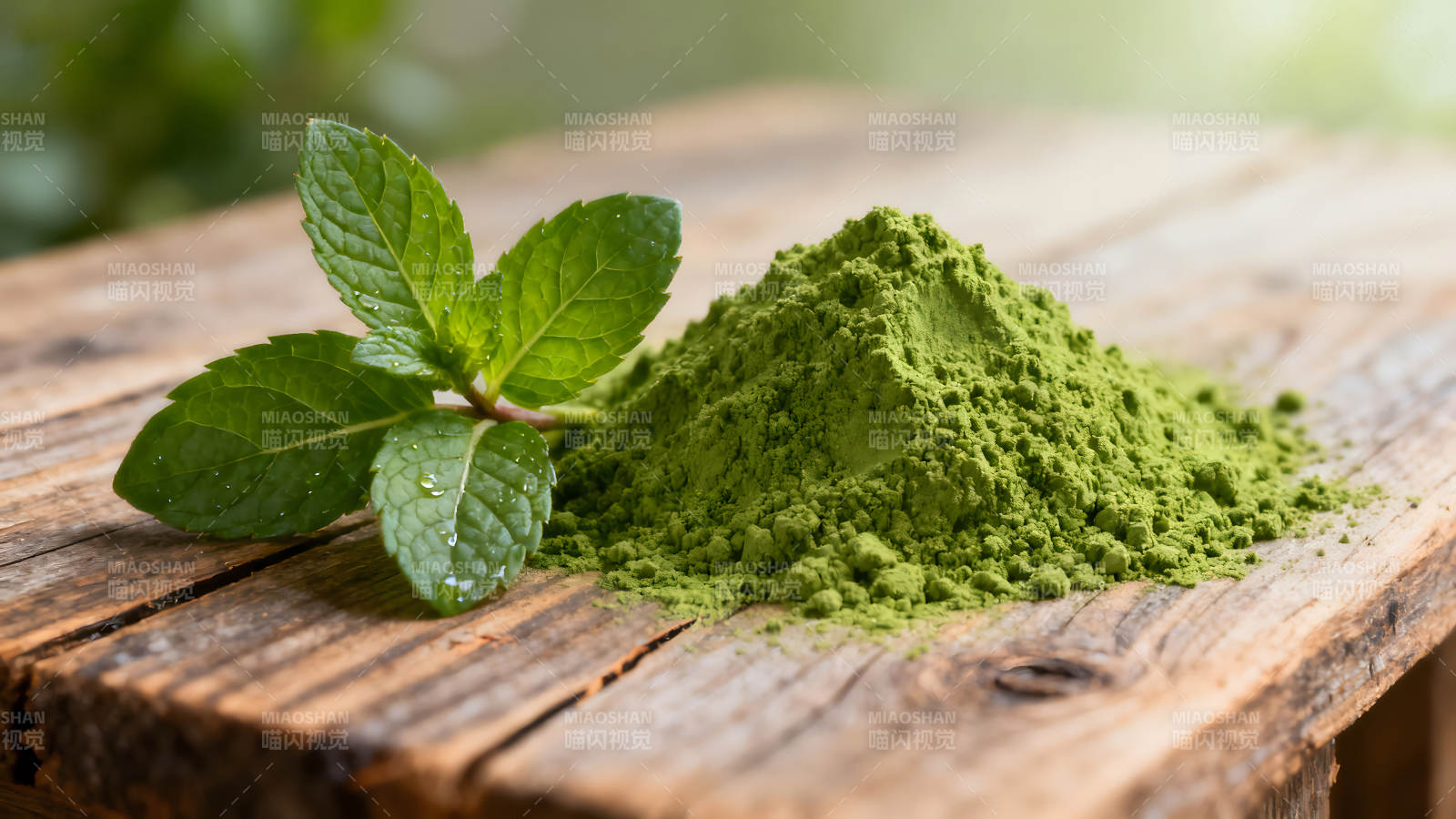 薄荷叶与抹茶粉的特写-图片