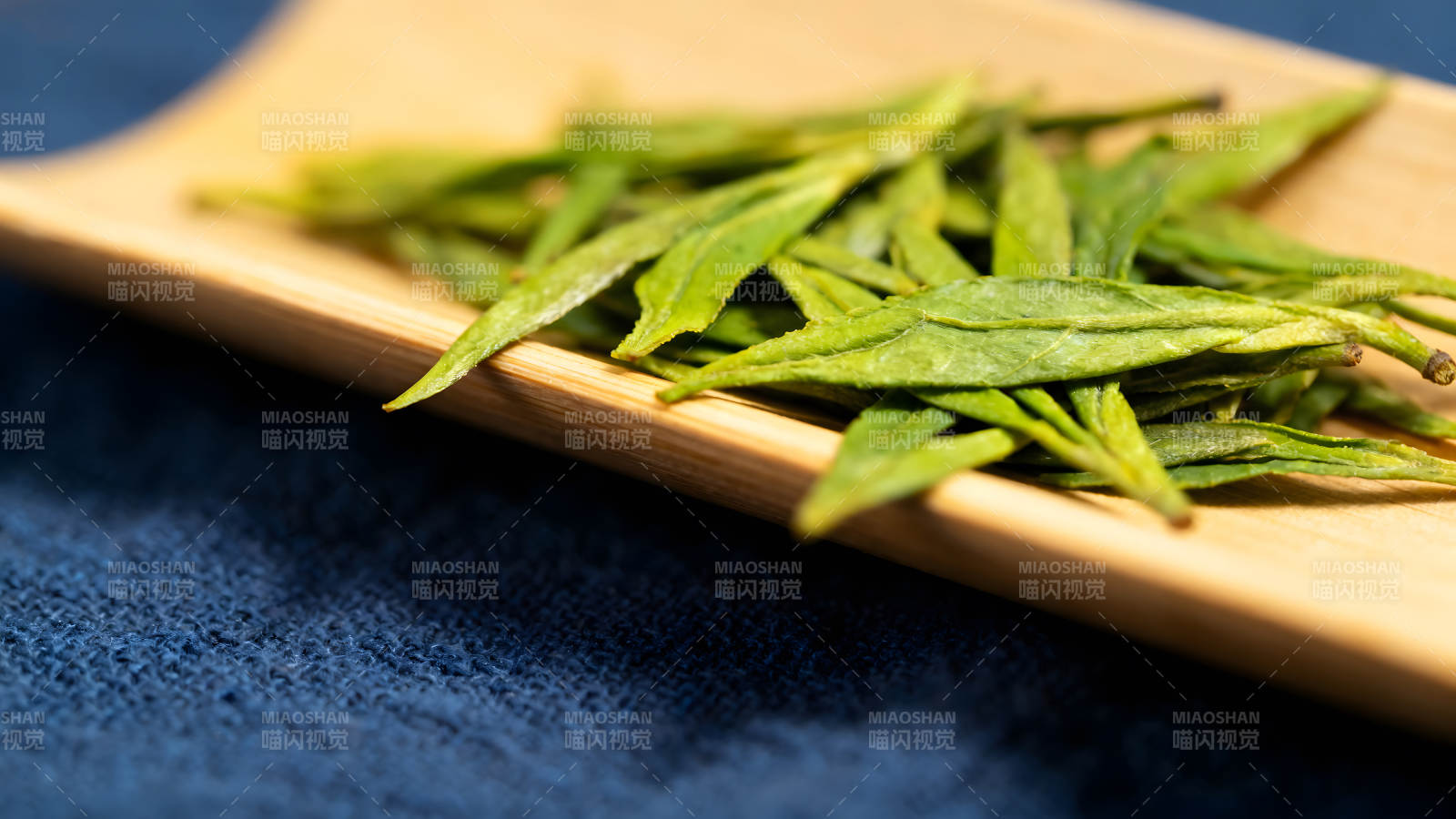 綠茶特寫展示在木盤上-圖片