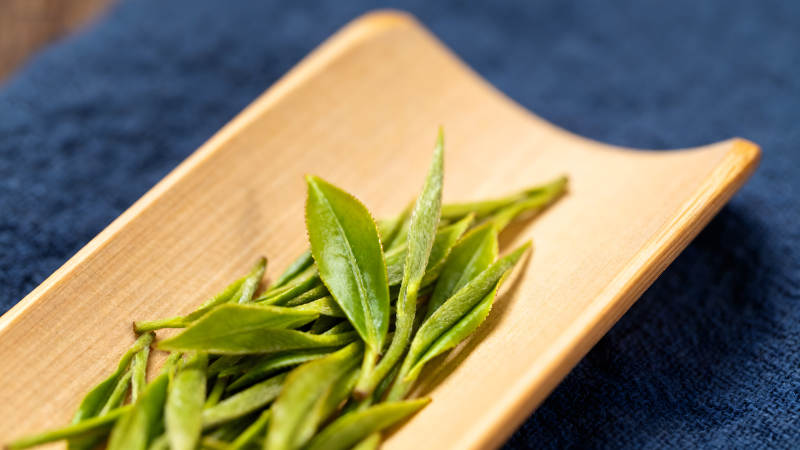 茶叶置于木盘上-图片