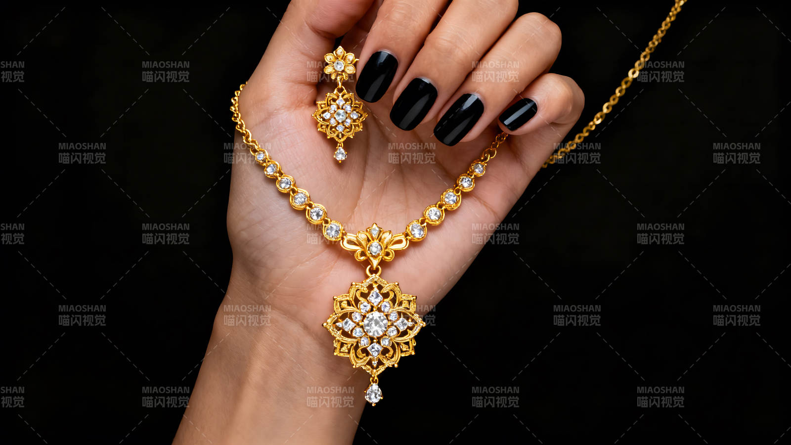 金光闪闪的钻石项链展示-图片