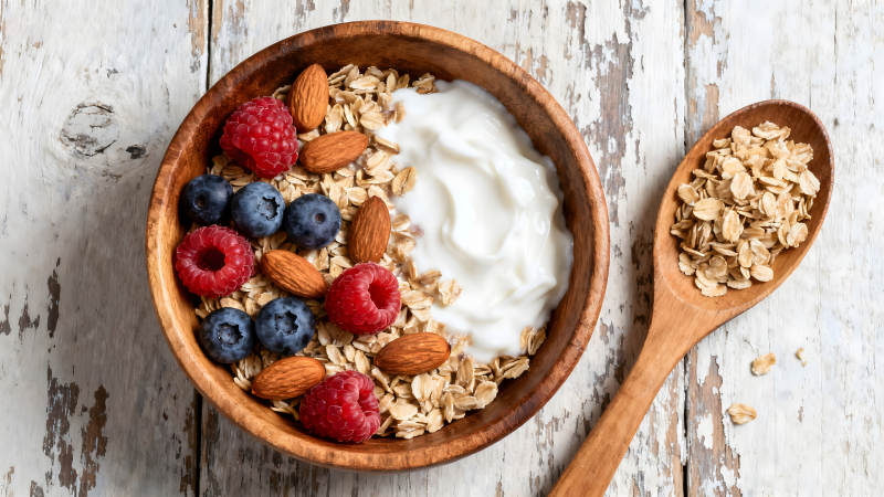 燕麦酸奶水果组合早餐-图片