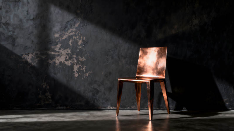 銅椅在光影下呈現出獨特魅力-圖片