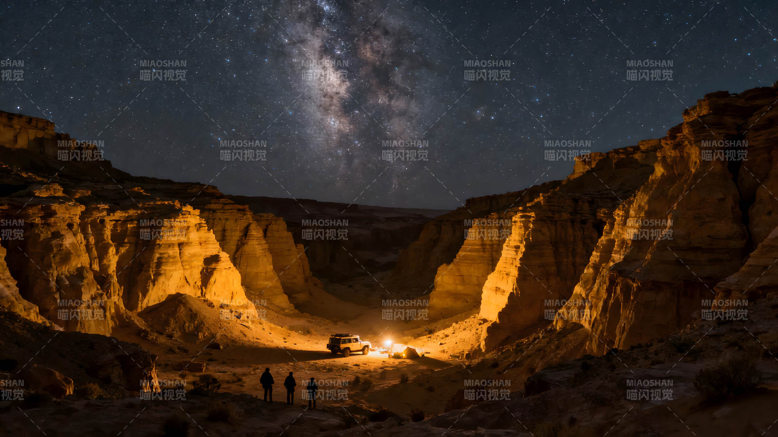 峽谷星空下的露營地圖片