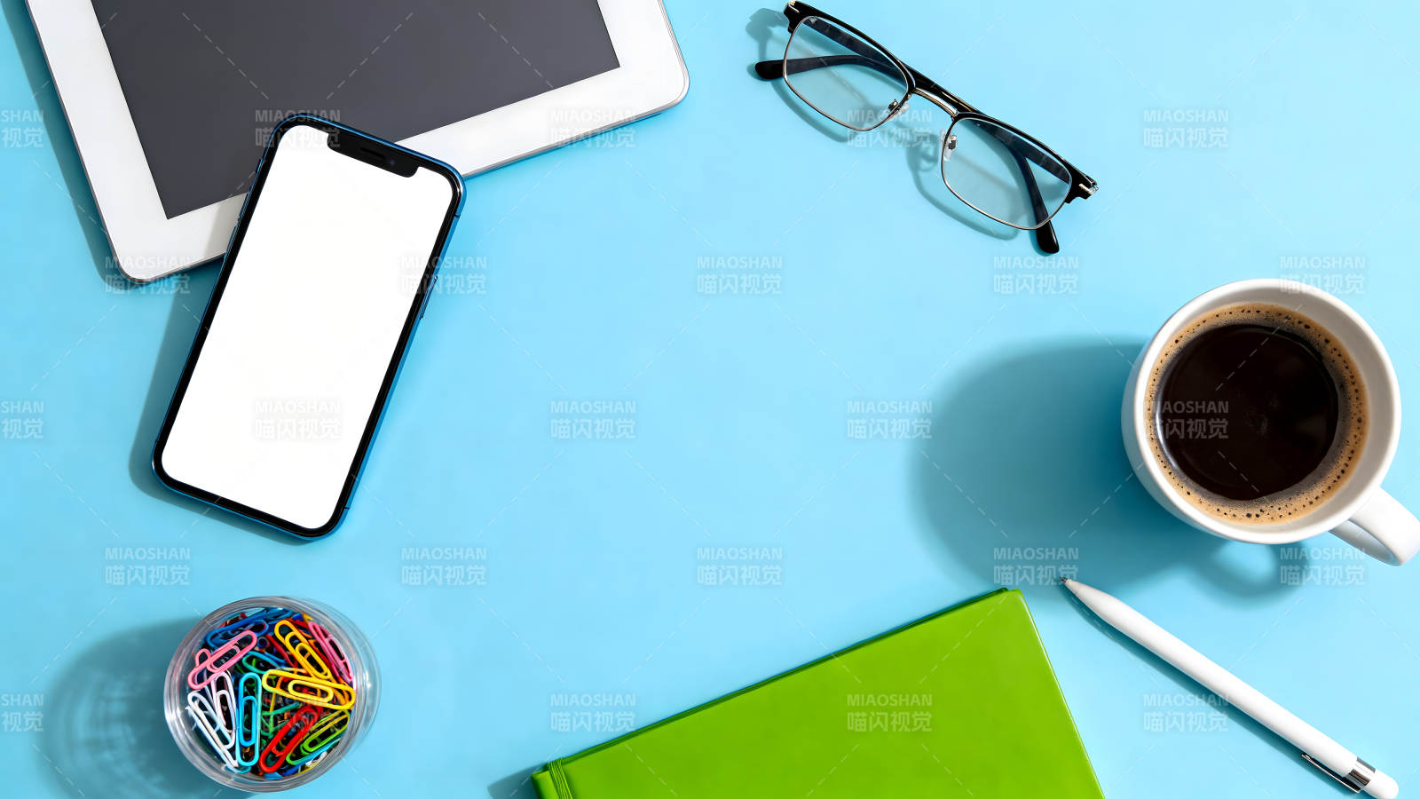 办公桌面的日常静物摆拍-图片