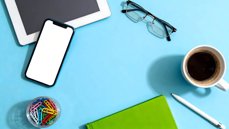 办公桌面的日常静物摆拍-图片