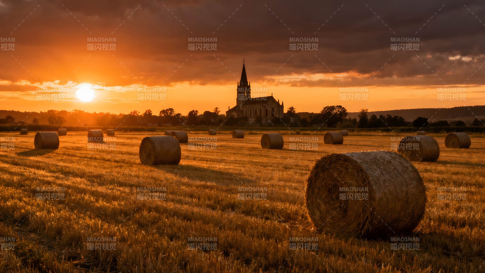 金色麦田教堂夕阳美景-图片