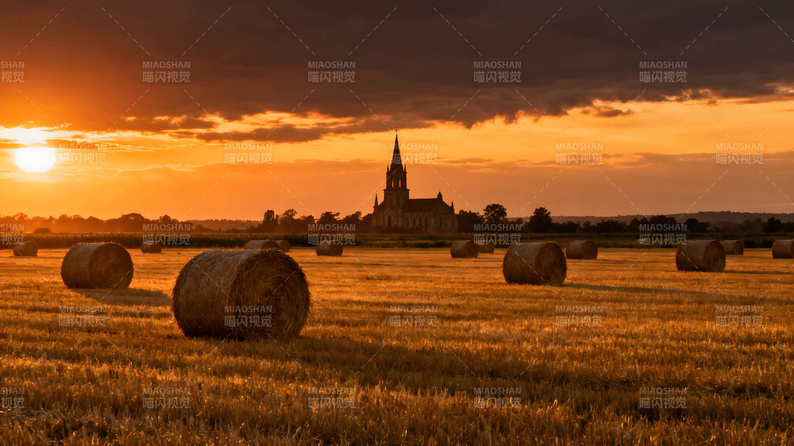 田野教堂金黄夕阳光线-图片