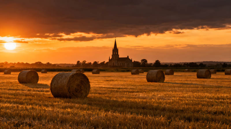 田野教堂金黃夕陽光線-圖片