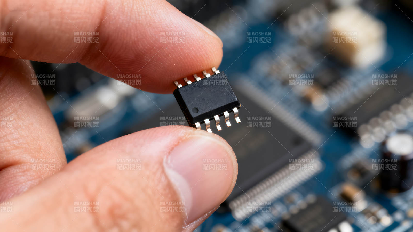 手持芯片特寫電路板背景-圖片