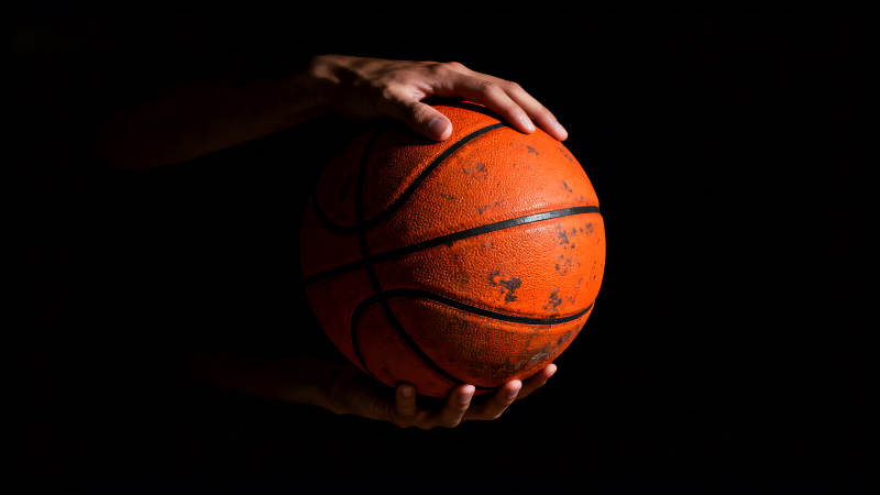 雙手捧著籃球的特寫照片-圖片