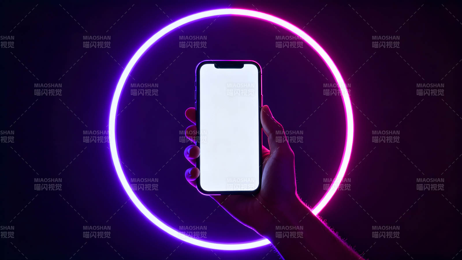 手機(jī)與霓虹燈環(huán)繞的未來感-圖片