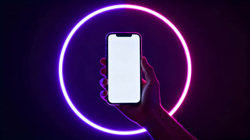手机与霓虹灯环绕的未来感-图片