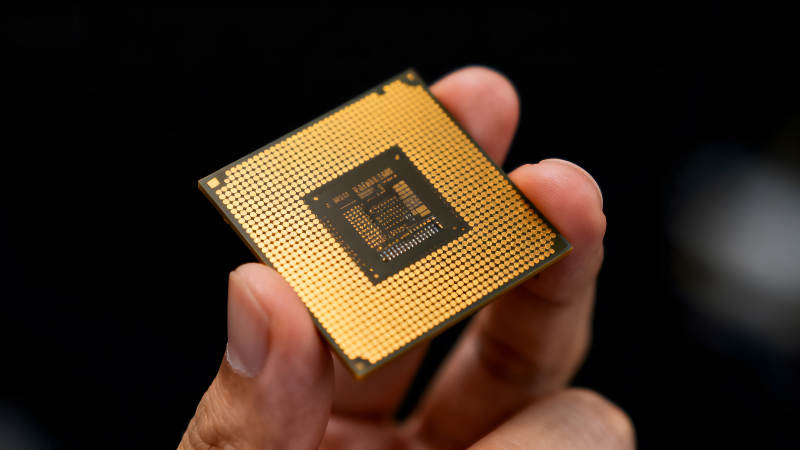 手持金色CPU特写镜头-图片