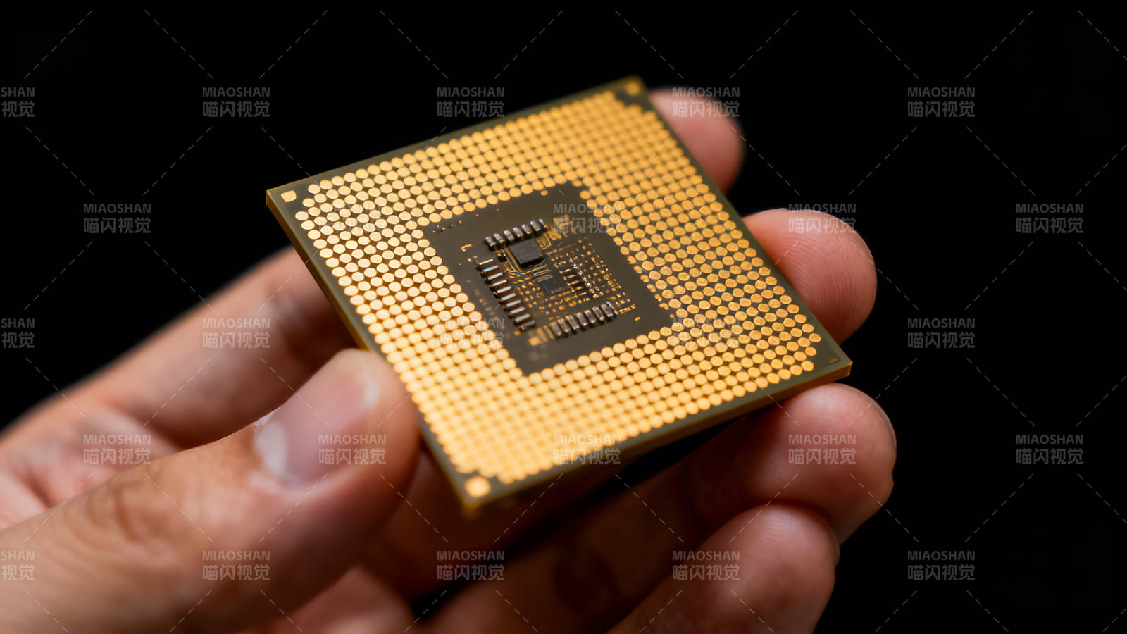 手持CPU特写展示细节-图片