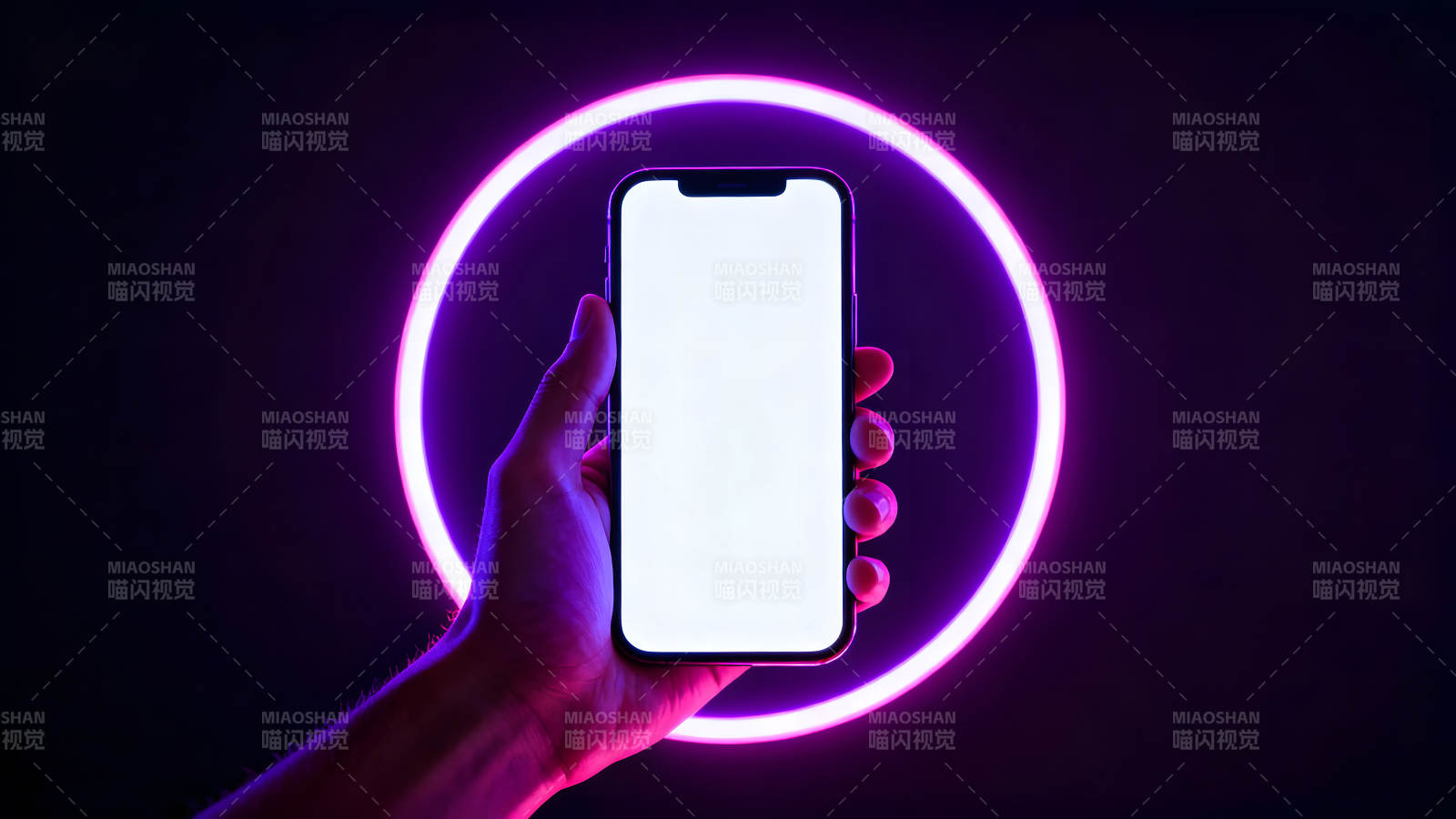 手持手机在紫光圈中-图片