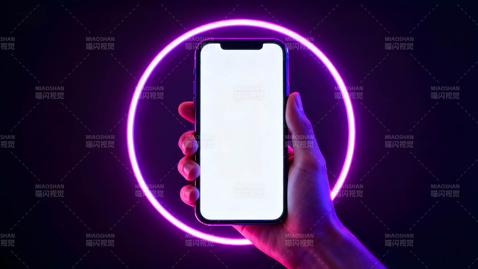 手机在霓虹灯光环下的展示-图片