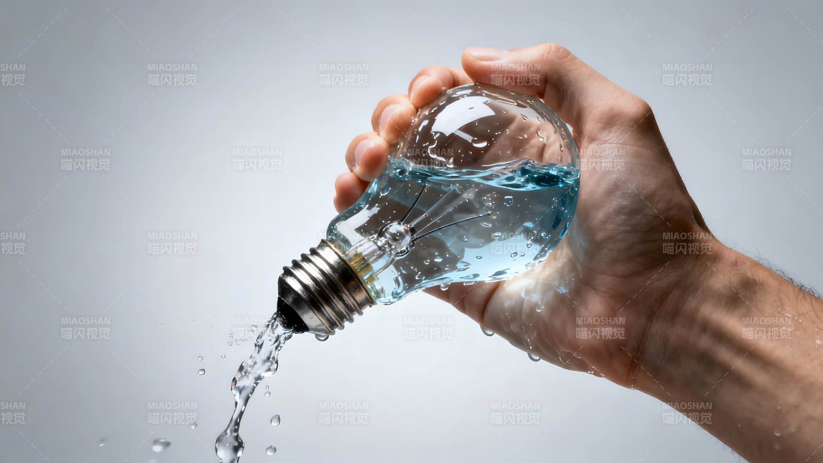 手握灯泡蓝色液体倾泻而出-图片