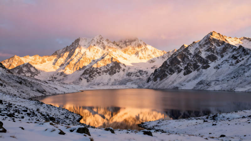 雪山湖泊日出景象壯麗景色-圖片