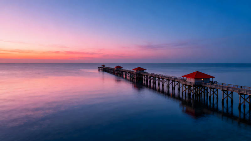 海边长桥与绚丽晚霞-图片