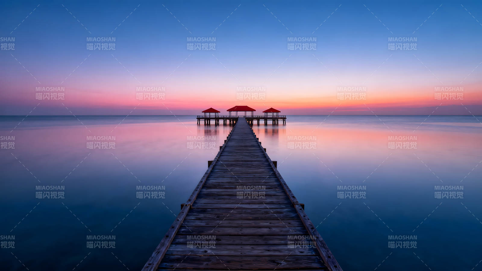 海边长廊日出景象天空被色彩晕染-图片